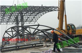 杭宁高速公路父子岭收费站网架工程第二品圆弧管桁架吊装