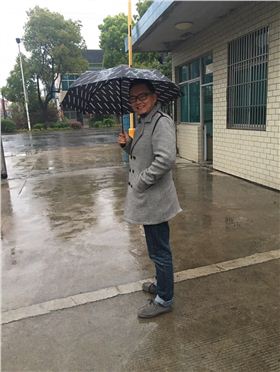 上海世博会世界气象组织馆设计大师吴晓飞冒雨到东吴钢构.jpg
